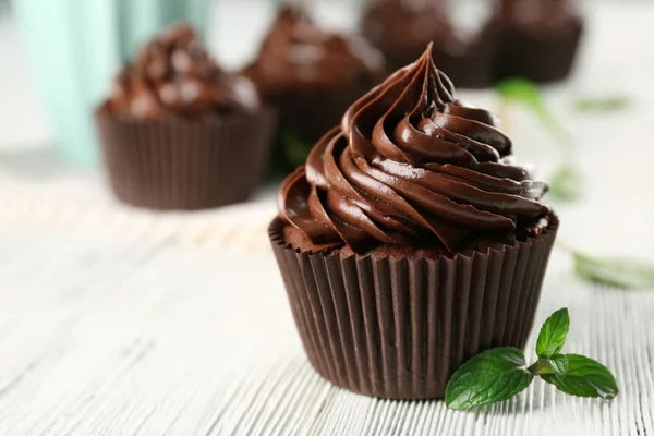 Cupcakes served with a drink on table — Stock Photo, Image