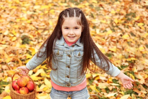 Hermosa niña con manzanas —  Fotos de Stock