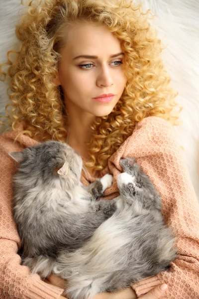 Jovem mulher e gato no quarto — Fotografia de Stock