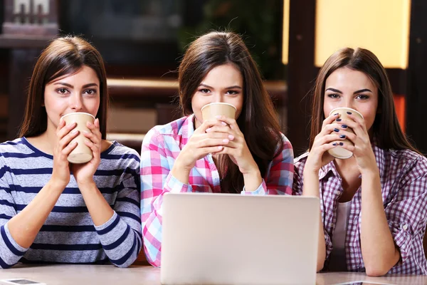 Mejores amigos con portátil — Foto de Stock