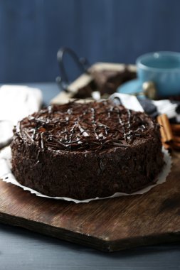 Renk ahşap arka plan üzerinde lezzetli çikolatalı kek