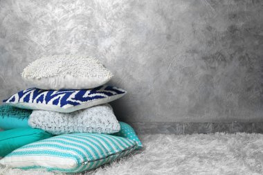 Dekoratif yastıklar kümesi