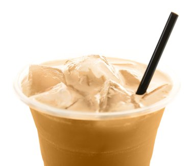 Buz kahve ile saman, üzerinde beyaz izole