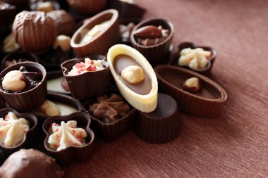 Ahşap arka plan üzerinde meze çikolata şekerleme