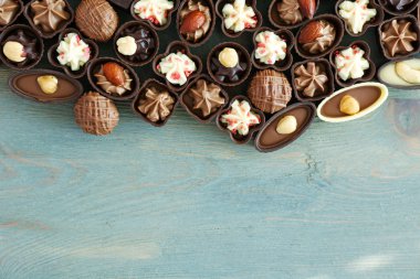 Ahşap arka plan üzerinde çeşitli çikolata şekerleme yakın çekim