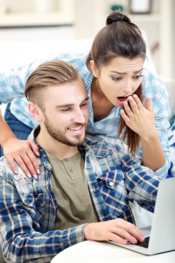 Bir dizüstü bilgisayar ile masada çalışma çift