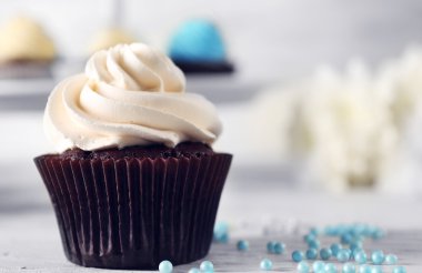 Kekler ahşap masada.