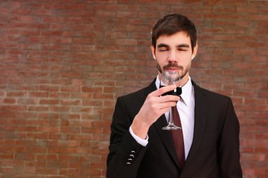 Kırmızı şarap ile takım elbiseli adam