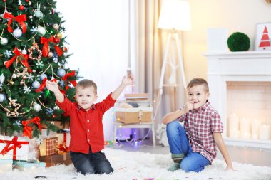 İki sevimli küçük mutlu kardeşler Noel ağacı arka plan üzerinde