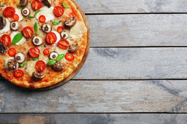 Lezzetli taze pizza mantar ve ahşap arka plan domates ile dekore edilmiş, yakın çekim