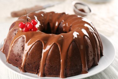 Kar topu ağaç çilek plaka bir tablo ile çikolatalı kek