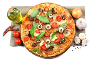 Lezzetli pizza ve taze sebze yuvarlak ahşap tahta üzerinde kapat