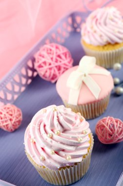 Birkaç lezzetli kek süslemeleri, closeup ile sepeti