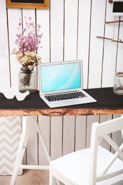 Tasarımcı için modern çalışma alanı