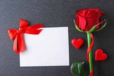 Boş mevcut kart ile taze gül