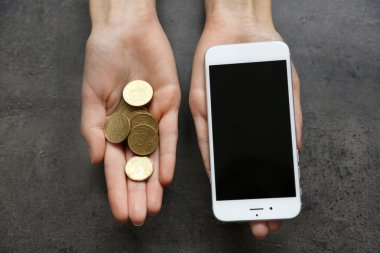 Eller akıllı telefonu tutuyor.