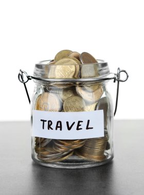 Bozuk para dolu kavanoz.