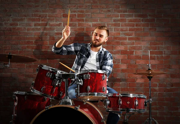 Músico tocando la batería — Foto de Stock