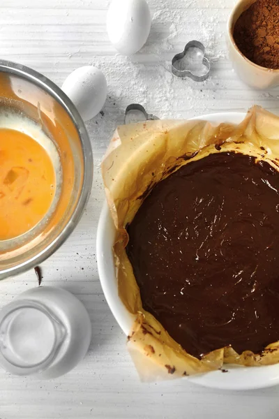 Pastel de chocolate sin cocer en una mesa —  Fotos de Stock