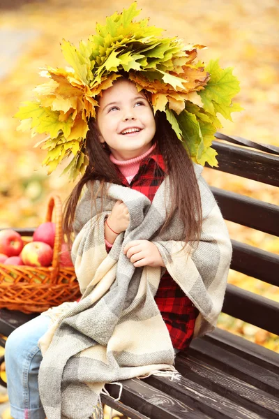 Ευτυχισμένη κοπέλα με το κίτρινο στεφάνι — Φωτογραφία Αρχείου