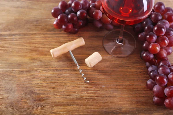 ワインとブドウの木製の背景 — ストック写真