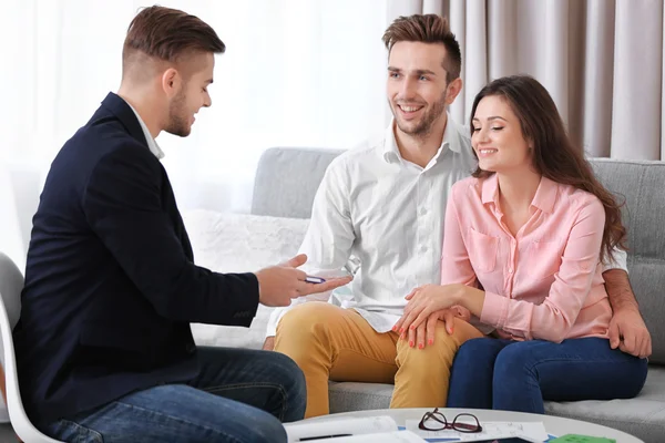 Estate agent with couple — Stock Photo, Image