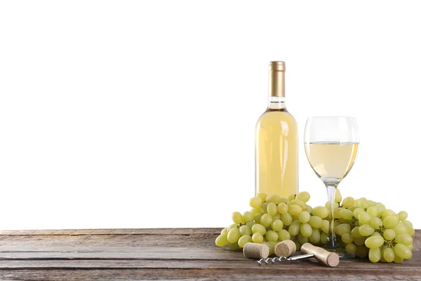 Vino y uva sobre mesa de madera sobre fondo claro — Foto de Stock
