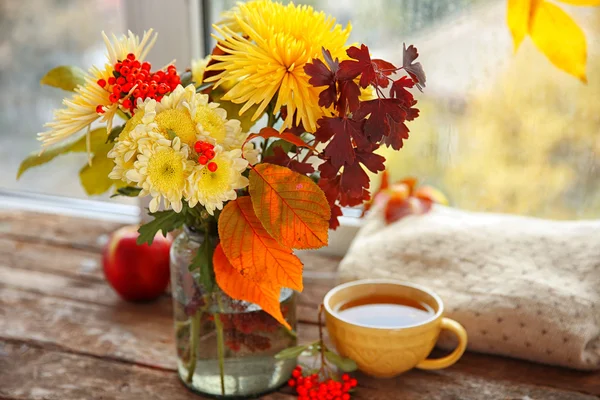 Schöner Herbststrauß mit Chrysanthemen, auf der Fensterbank — Stockfoto