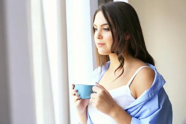 Frau mit Tasse Kaffee — Stockfoto