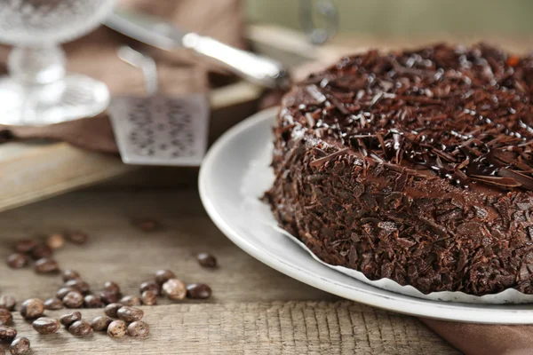 Вкусный шоколадный торт на деревянном фоне — стоковое фото