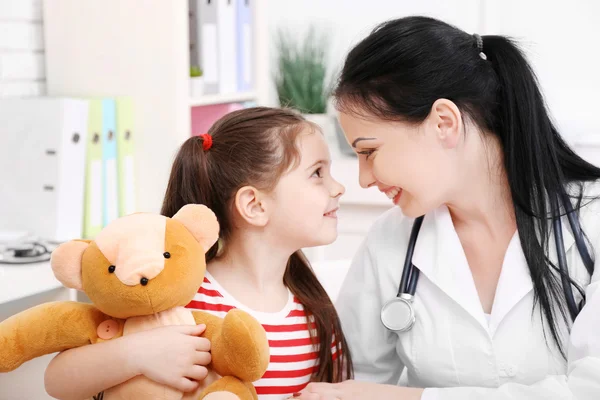 Doctor jugando con el niño — Foto de Stock