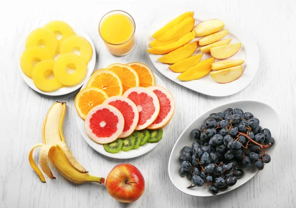 Gyümölcsök és zöldségek, a világos fából készült háttér. egészséges táplálkozás koncepció. — Stock Fotó