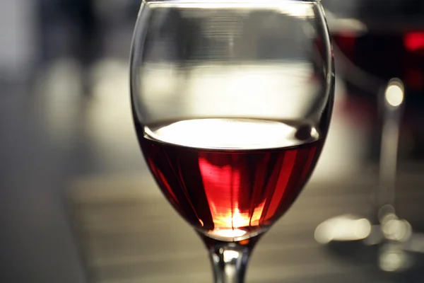 Glas rode wijn op onscherpe achtergrond — Stockfoto