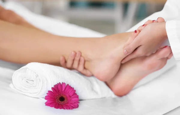 Женщина расслабляется с массажем ног — стоковое фото