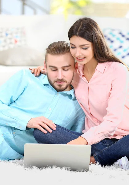 Pareja feliz trabajando en portátil —  Fotos de Stock