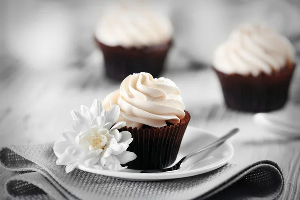 Smakelijke cupcake op geserveerd tafel, close-up — Stockfoto
