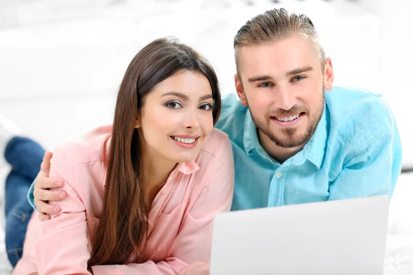 Casal feliz trabalhando no laptop — Fotografia de Stock