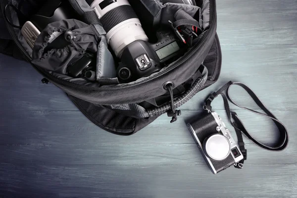 Fotografs utrustning på golvet — Stockfoto