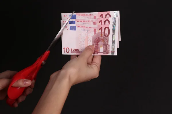 Handen met een schaar snijden Euro — Stockfoto