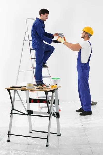 Trabalhadores renovando apartamento — Fotografia de Stock