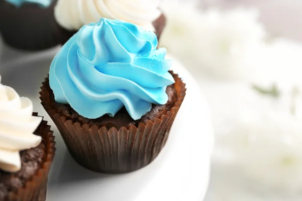 Cupcakes op schotel close-up — Stockfoto