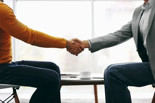 Dos hombres dándose la mano —  Fotos de Stock