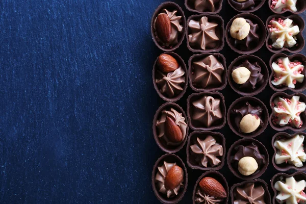 Dulces de chocolate sobre fondo de madera — Foto de Stock