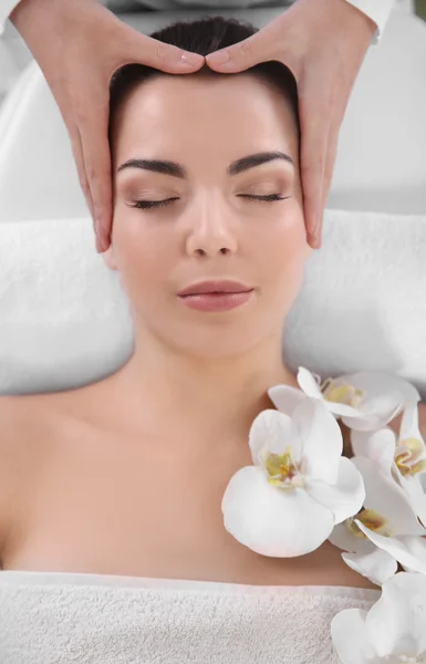 Vrouw ontspannen met een massage van het gezicht — Stockfoto