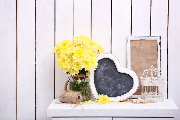 Holzdekor mit Blumen — Stockfoto