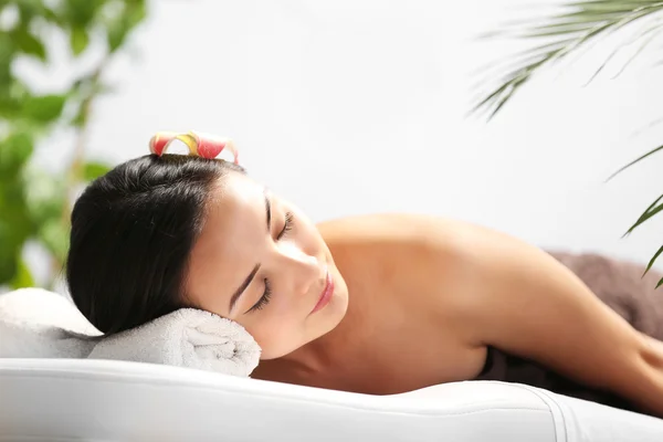 Mujer relajante en spa de belleza — Foto de Stock