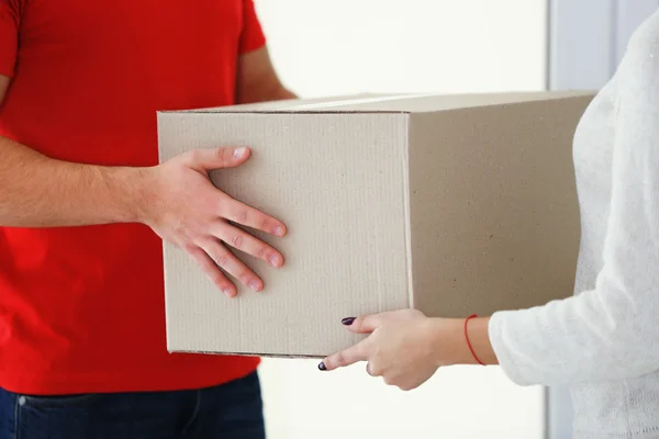 Levering concept. Pakket ontvangen. — Stockfoto