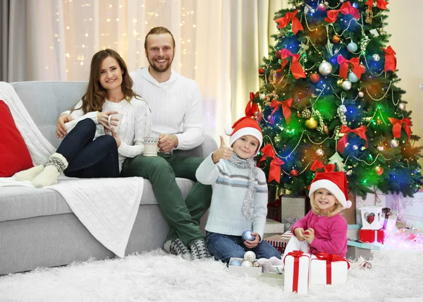 Weihnachtsfamilie im Urlaubs-Wohnzimmer — Stockfoto