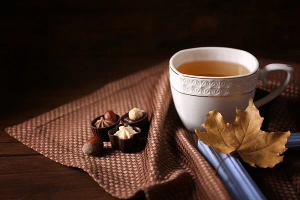 Taza de té con decoración otoñal sobre mesa de madera . — Foto de Stock