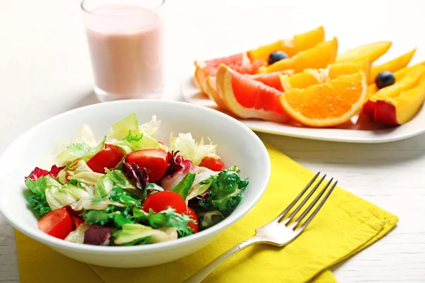 Tasty oatmeal and vegetable salad on wooden background. Healthy eating concept. — Stock Photo, Image